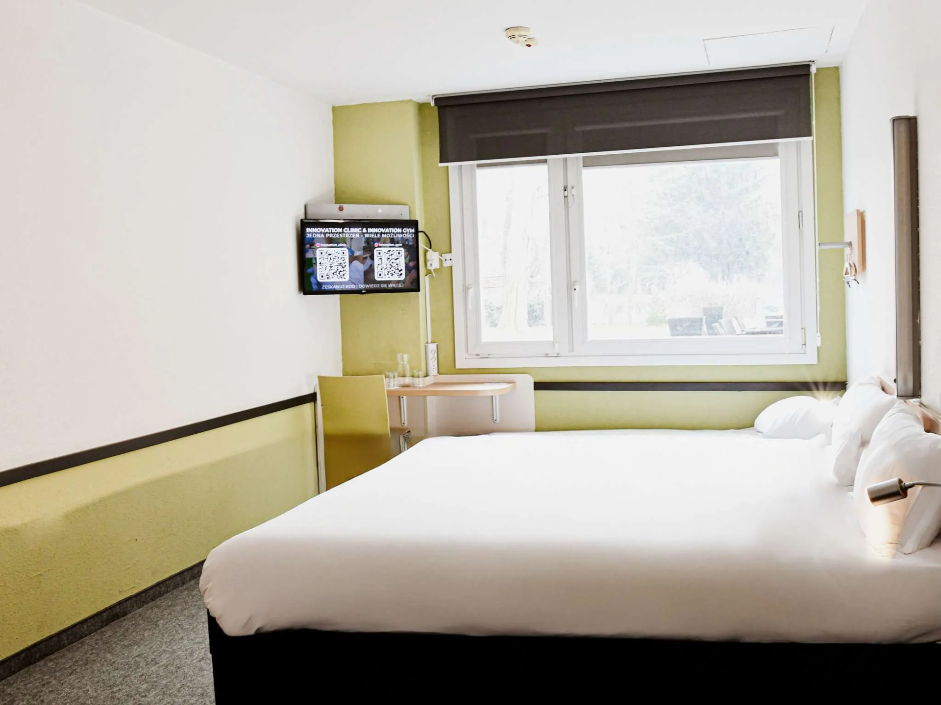 Pokój hotelowy we wnętrzach hotelu ibis Budget Wrocław Stadion