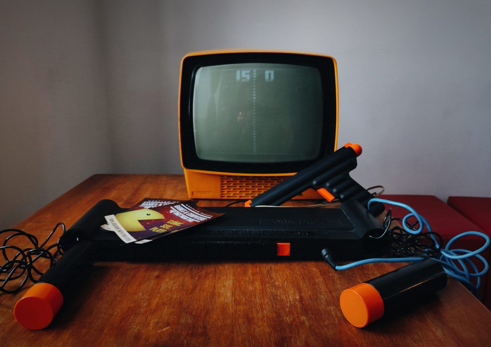 Mały telewizor kineskopowy ze starą konsolą w Muzeum Gry i Komputery Minionej Ery we Wrocławiu