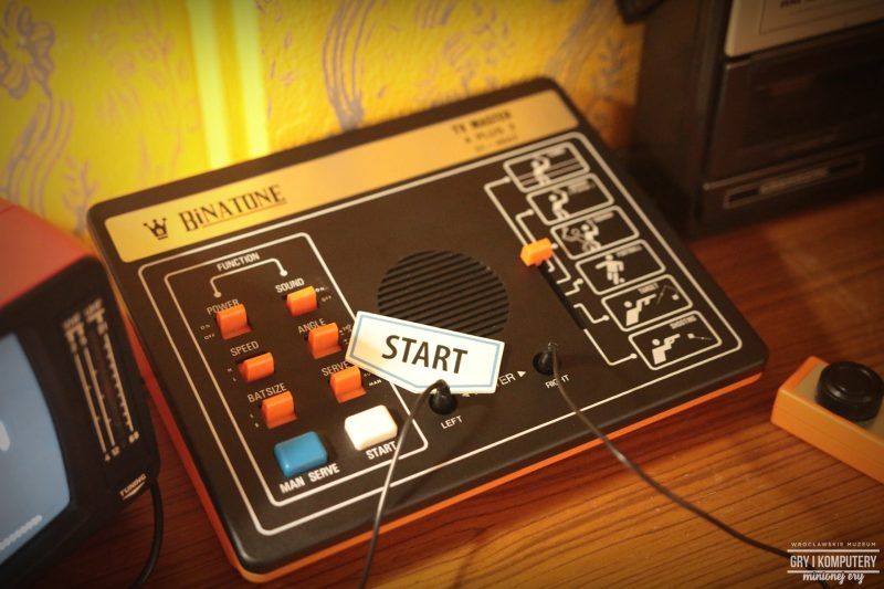 Stara konsola z napisem START w Muzeum Gry i Komputery Minionej Ery we Wrocławiu