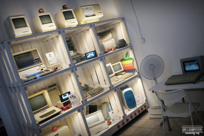 Gablota ze starymi komputerami i konsolami w Muzeum Gry i Komputery Minionej Ery we Wrocławiu