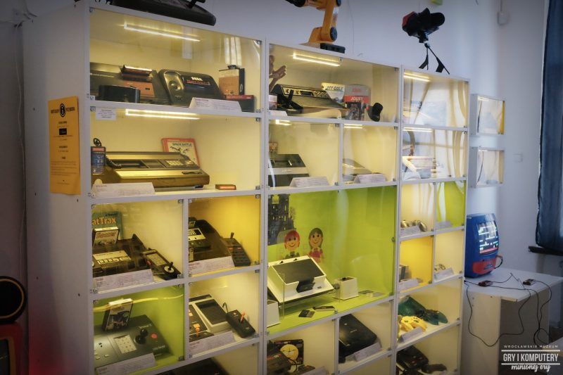 Gablota ze starymi komputerami i konsolami w Muzeum Gry i Komputery Minionej Ery we Wrocławiu