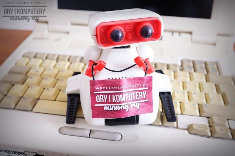Zabawkowy robot leży na klawiaturze w Muzeum Gier i Komputerów Minionej Ery we Wrocławiu