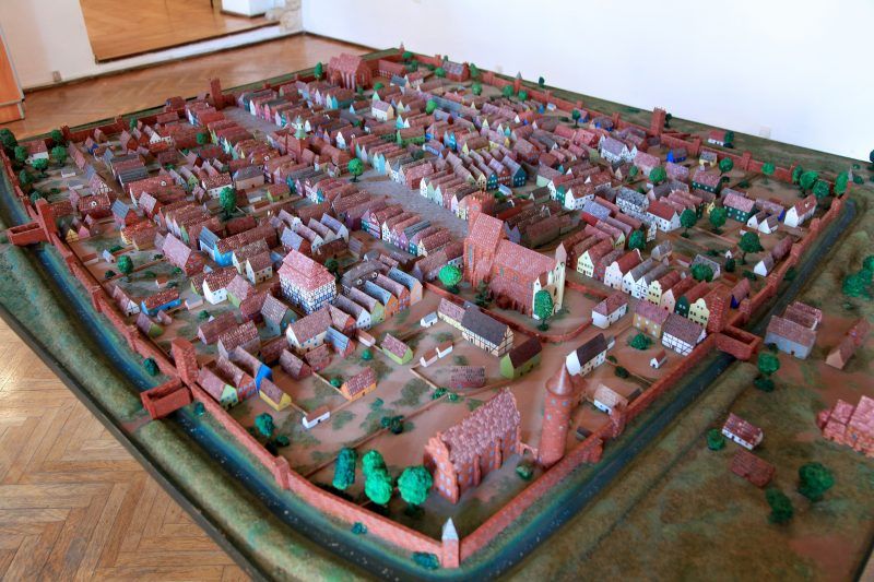 Zdjęcie makiety średniowiecznej zabudowy Środy Śląskiej