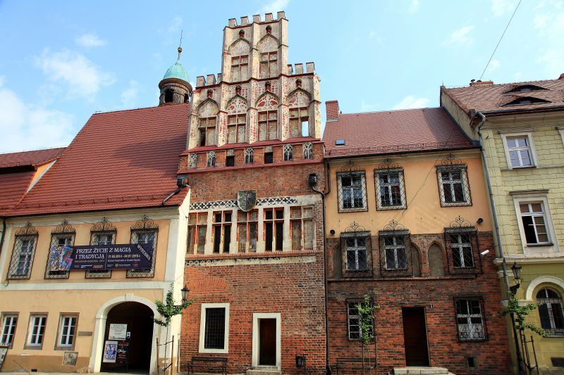 Gotyckie elementy na fasadzie Muzeum Regionalnego w Środzie Śląskiej