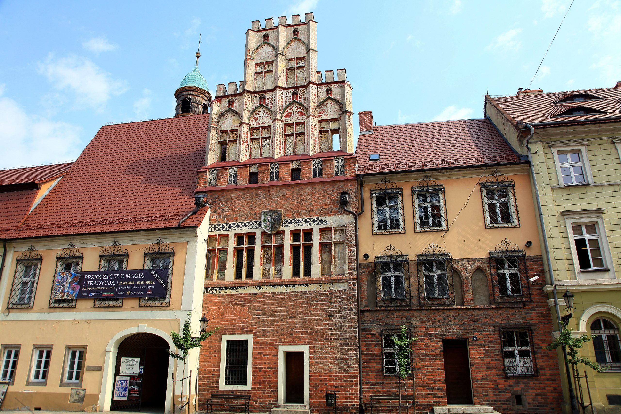 Gotyckie elementy na fasadzie Muzeum Regionalnego w Środzie Śląskiej