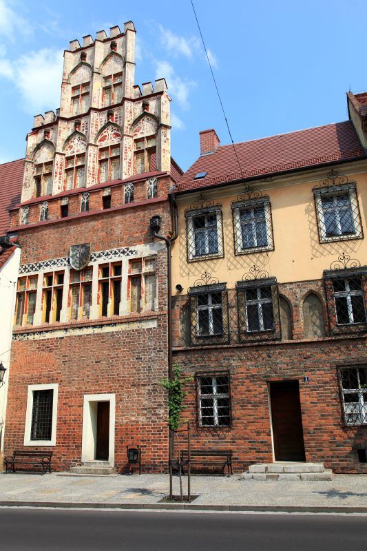 Gotyckie elementy na fasadzie Muzeum Regionalnego w Środzie Śląskiej