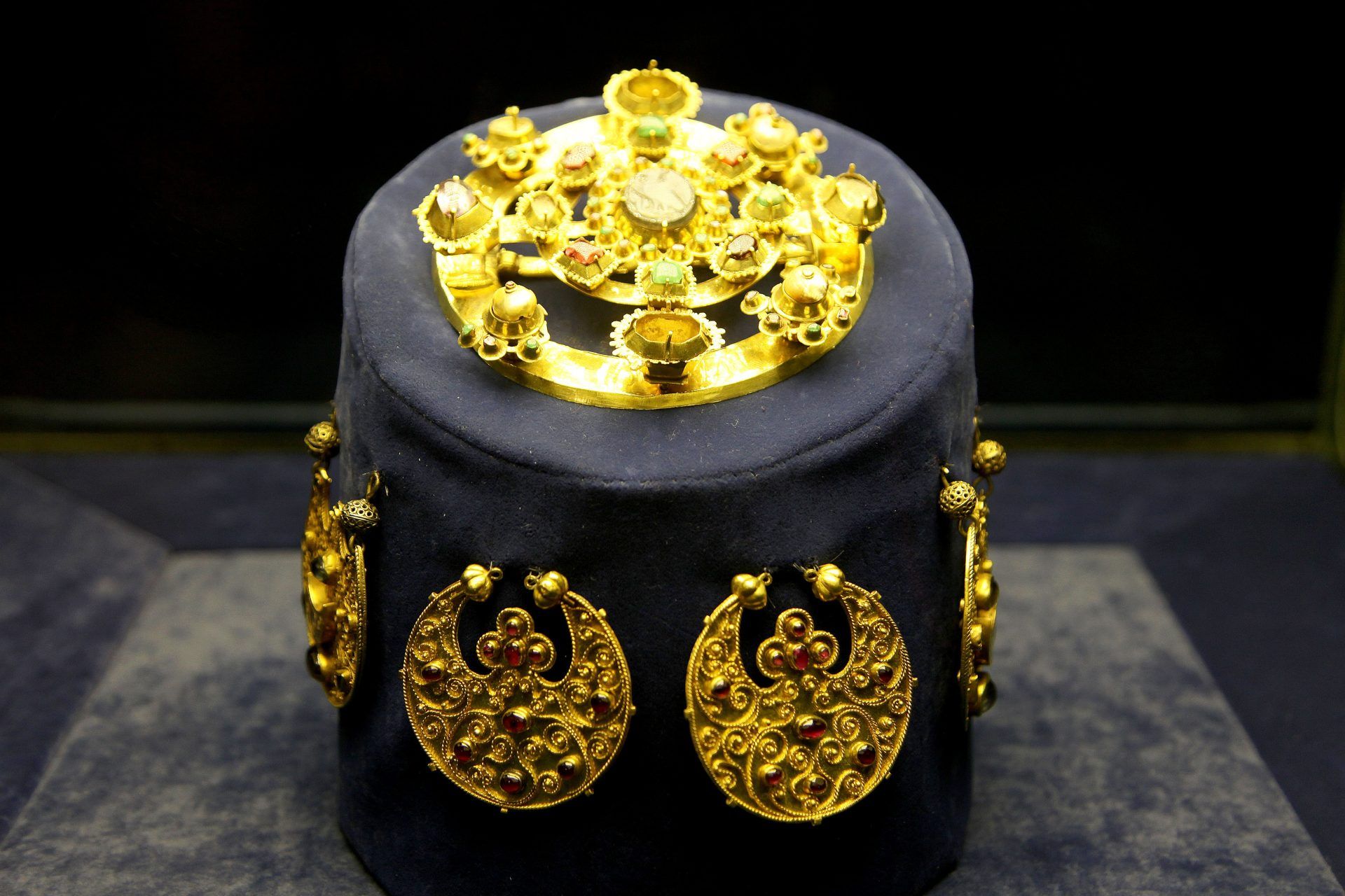 Złote precjoza odnalezione w Środzie Śląskiej - skarb średzki