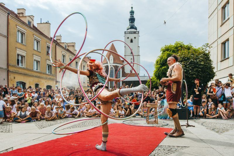 Dwójka akrobatów w cyrkowych strojach daje pokaz na oleśnickim rynku