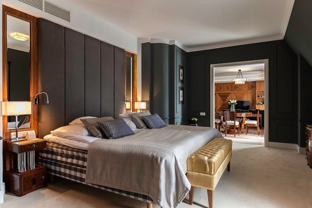 Wnętrze pokoju hotelowego utrzymanego w czarno-szarej tonacji