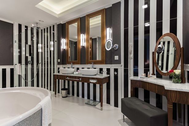 Luksusowa łazienka utrzymana w czarno-białej tonacji