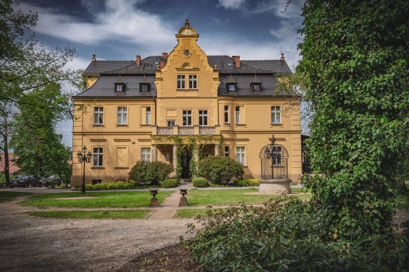 Żółty budynek Pałacu Gruszów