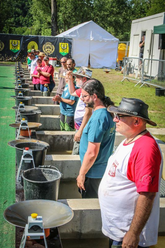 Plakat-grafika promocyjna europejskich mistrzostw w płukaniu złota które w 2026 odbędą się w Złotoryi