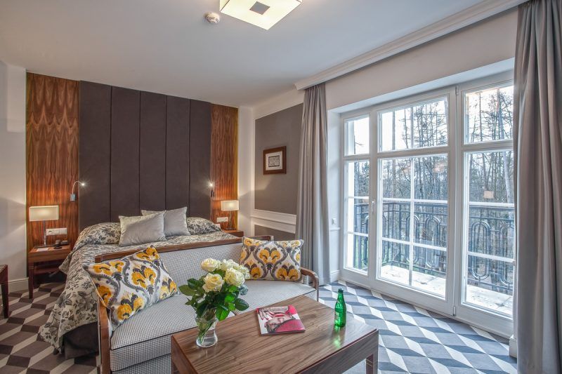 Gustowne wnętrze w luksusowym hotelu z zimowym widokiem za oknem