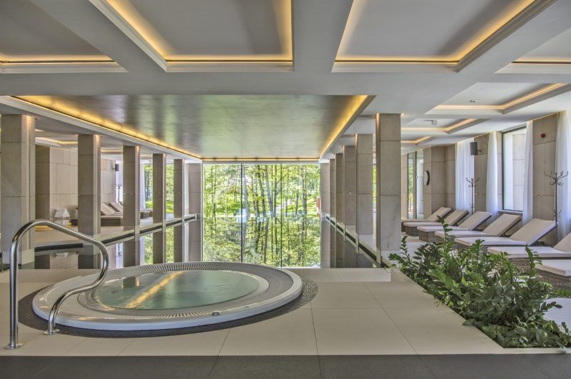 Luksusowe wnętrze basenu wewnętrznego