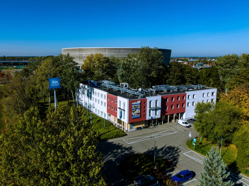 Budynek hotelu Ibis Budget Wrocław Stadion oraz Stadion Wrocław widoczny w tle