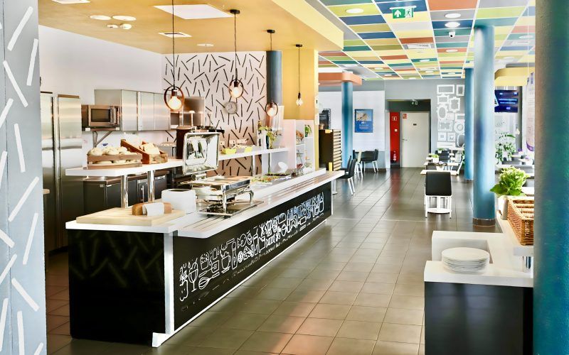 Sala restauracji w Hotelu Ibis Wrocław Stadion