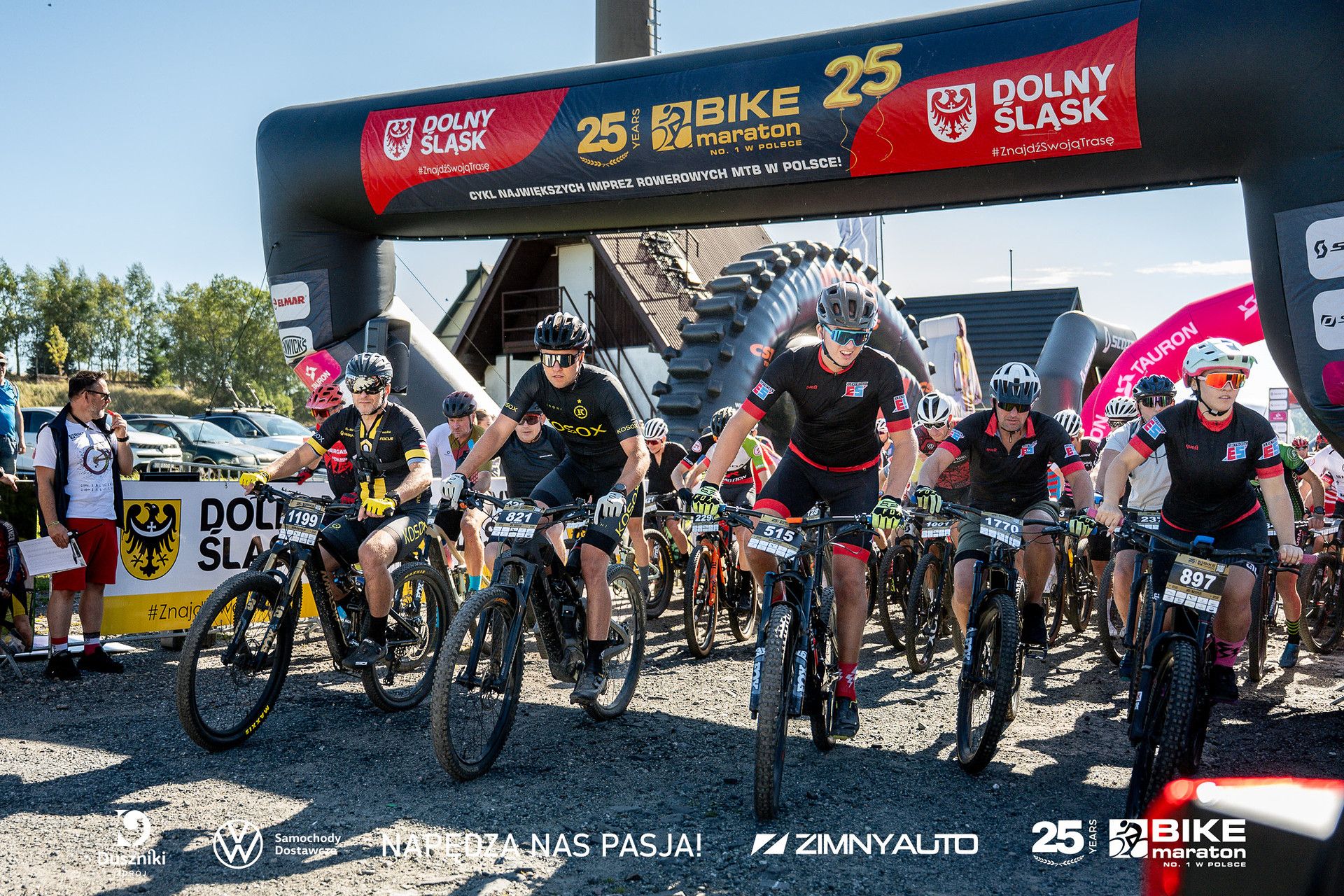 Widok od frontu na start wyścigów rowerowych