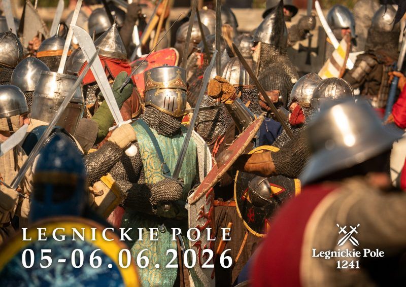 Wielu rycerzy w zbrojach z mieczami