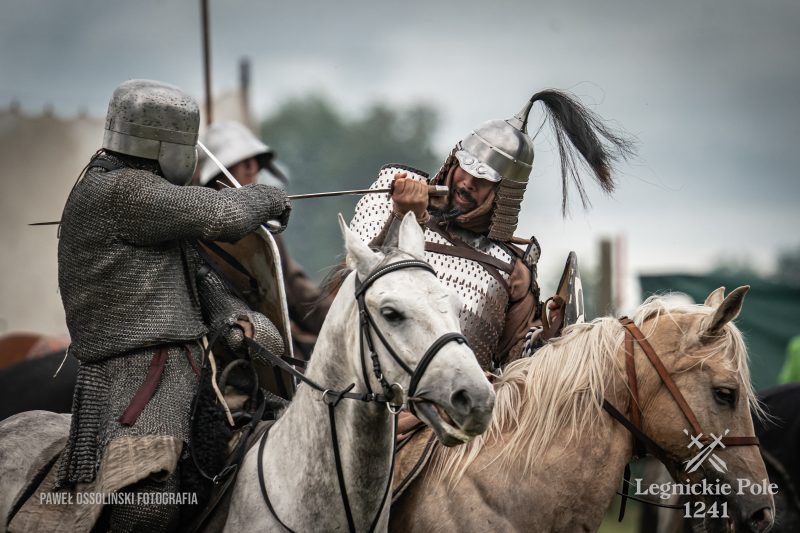Na zdjęciu dwóch rycerzy w zbrojach podczas walki na koniu