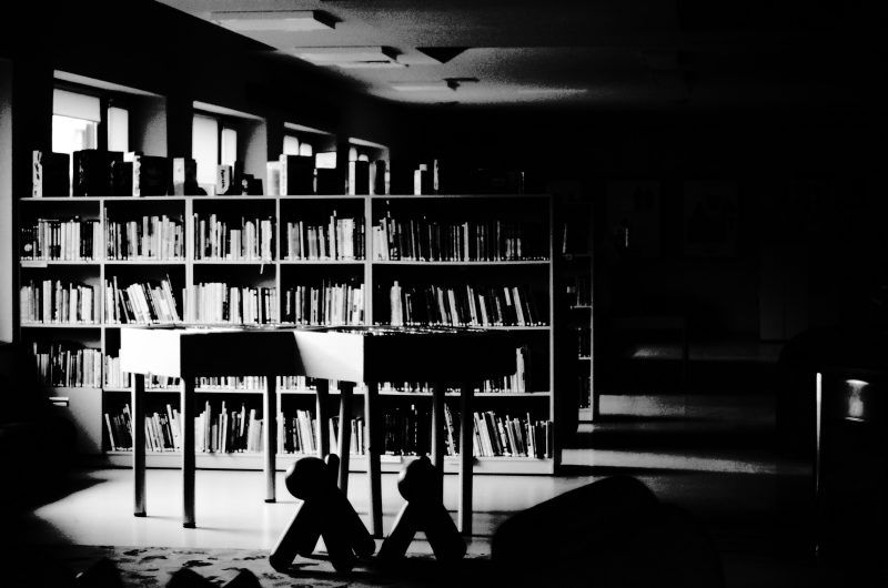 Wnętrze biblioteki w czarno-białym kadrze