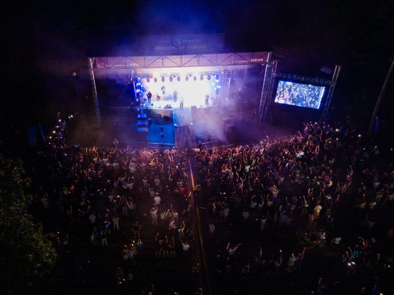 Widok z drona na scenę i publiczność podczas koncertu lub występu