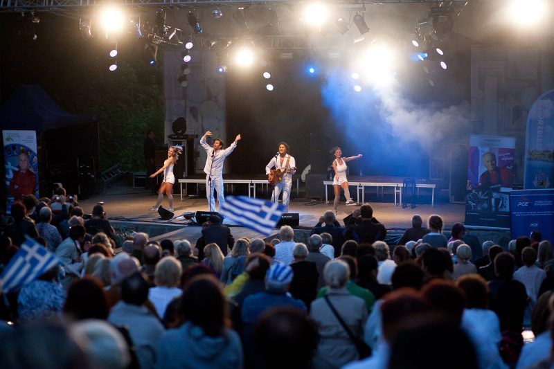 Publiczność i scena podczas festiwalu piosenki greckiej w Zgorzelcu