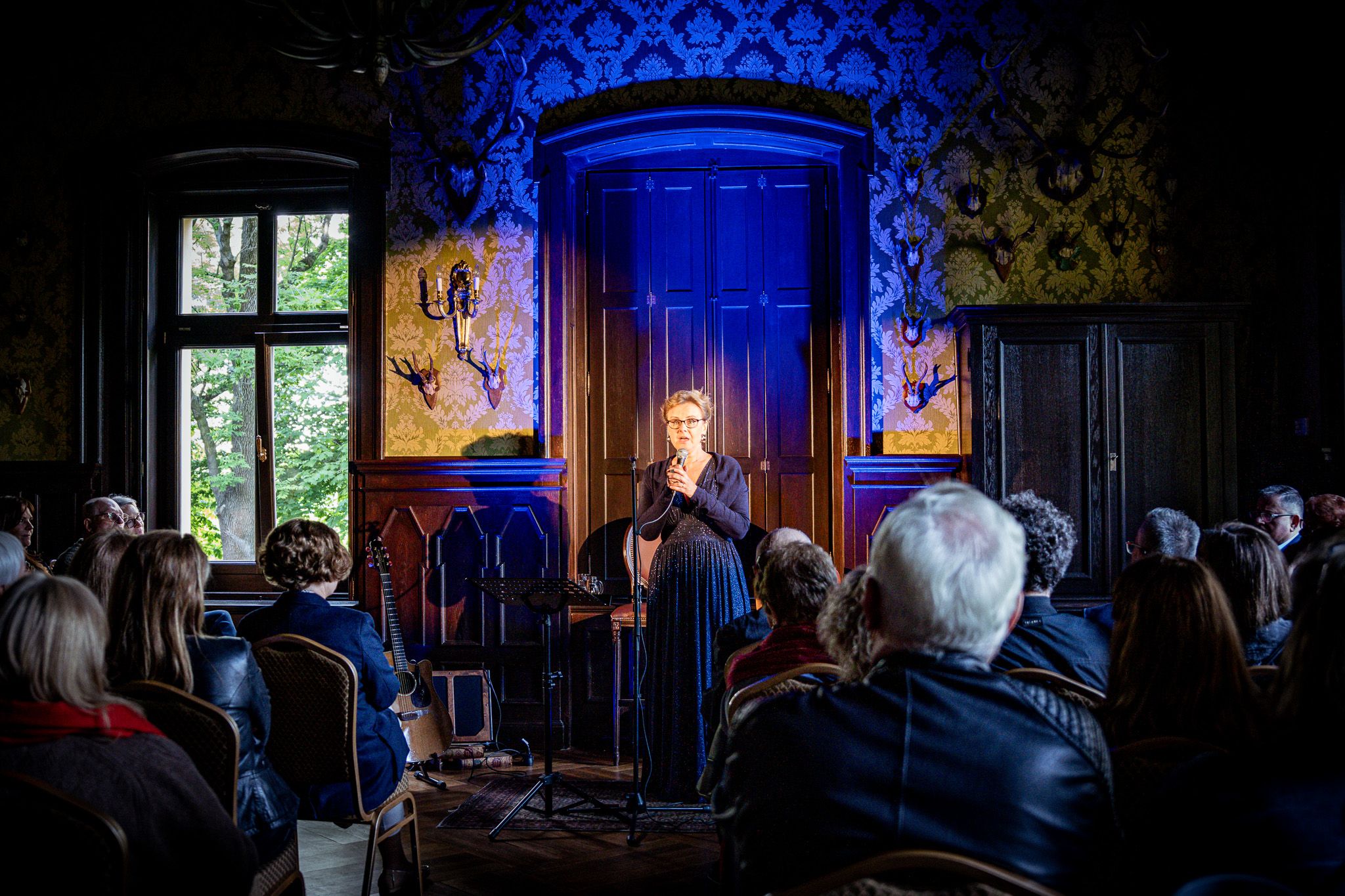 Kobieta na scenie w pałacowych wnętrzach