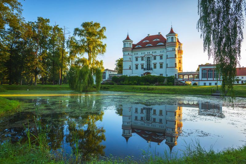 Pałac Wojanów i sąsiadujący z nim staw