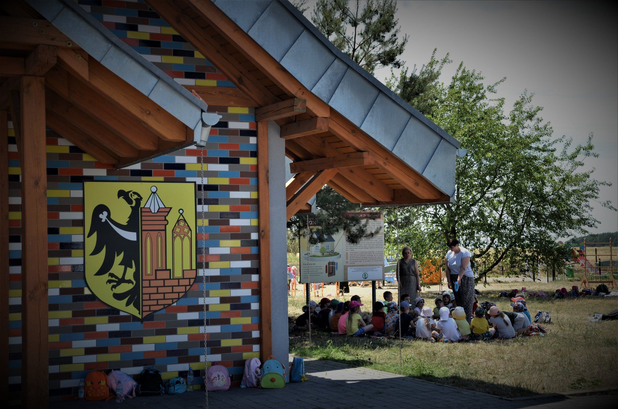 Widok na grupę turystów podczas biwaku na campingu w Dziewinie