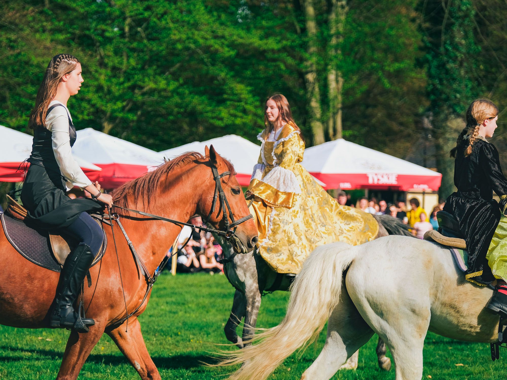 Pokazy konne podczas imprezy na świeżym powietrzu w Zamku Kliczków