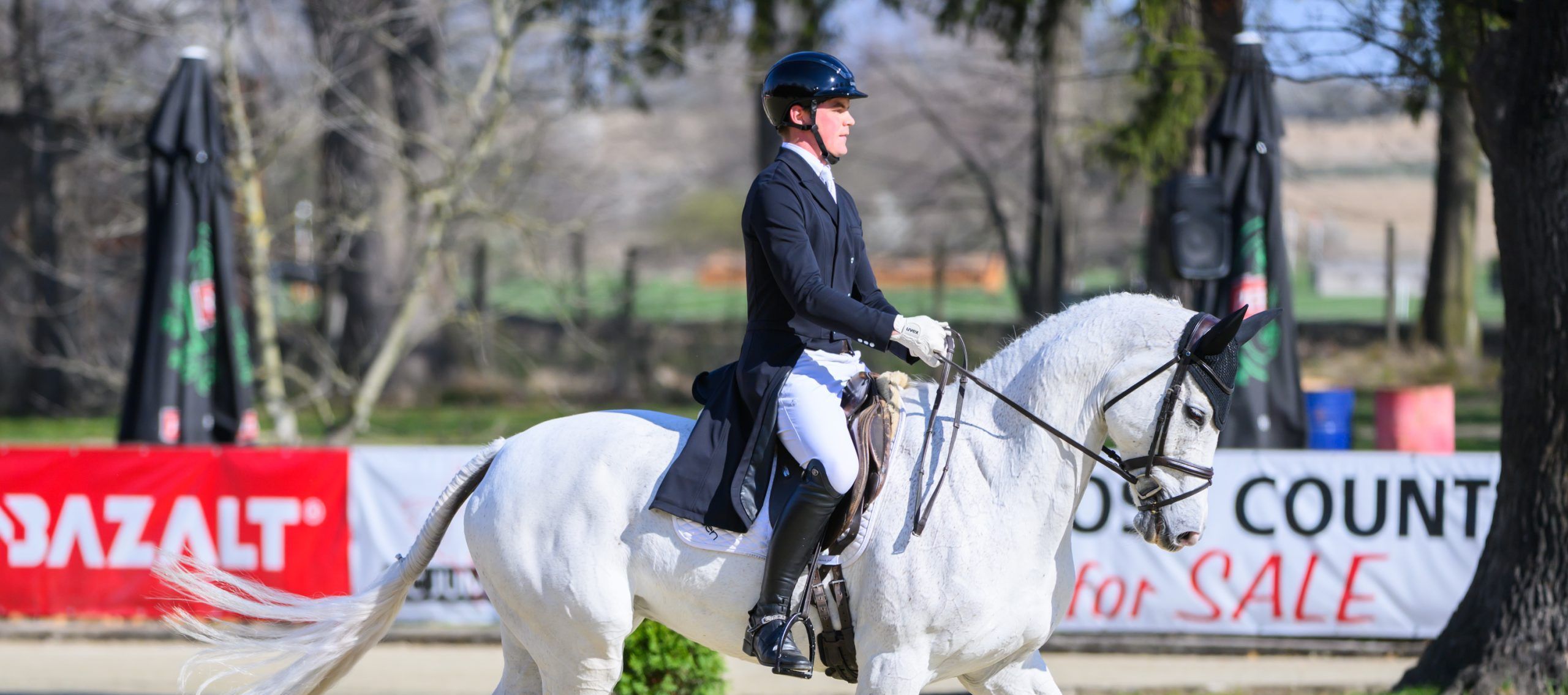 Zdjęcie jeźdźca na koniu podczas zawodów w Strzegomie Stragona