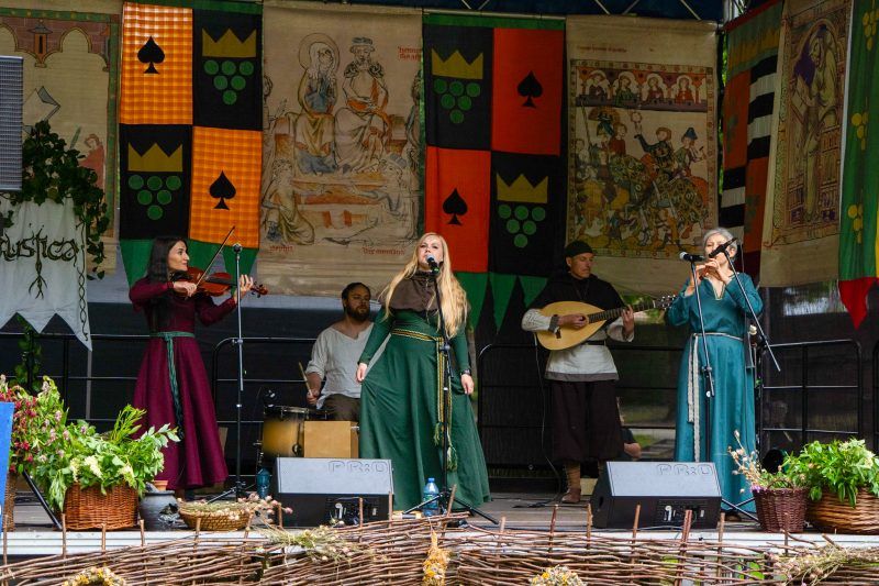 Koncert muzyki średniowiecznej i wokalistki na scenie podczas występu