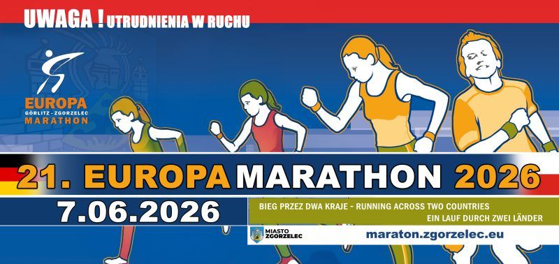 Grafika informacyjna zapowiadająca 21. Europa Marathon 2026 oraz ostrzegająca o utrudnieniach w ruchu. Na samej górze znajduje się czerwony pasek z białym napisem „UWAGA ! UTRUDNIENIA W RUCHU”. Główną część tła stanowi granatowo-niebieska przestrzeń, na której umieszczono rysunkowe sylwetki czterech biegnących osób: trzech kobiet i jednego mężczyzny, ukazanych od boku i od przodu w dynamicznych pozach. W lewym górnym rogu widnieje pomarańczowo-białe logo wydarzenia z napisem „EUROPA GÖRLITZ - ZGORZELEC MARATHON”. Przez środek grafiki przebiega szeroki, ciemnoniebieski pas z białym obramowaniem, na którym umieszczono duży napis: „21. EUROPA MARATHON 2026”. Po lewej stronie tego pasa znajduje się mała flaga Niemiec, a po prawej flaga Polski. Poniżej, po lewej stronie, widnieje duża, biała data „7.06.2026”. W prawym dolnym rogu, na oliwkowym i białym tle, umieszczono hasło w trzech językach: „BIEG PRZEZ DWA KRAJE - RUNNING ACROSS TWO COUNTRIES - EIN LAUF DURCH ZWEI LÄNDER”, herb i logo Miasta Zgorzelec oraz adres strony internetowej maraton.zgorzelec.eu.
