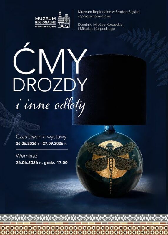 Granatowy plakat wystawy „Ćmy, drozdy i inne odloty” pokazuje ceramiczne naczynie zdobione motywem owada i zapowiada ekspozycję w Środzie Śląskiej.