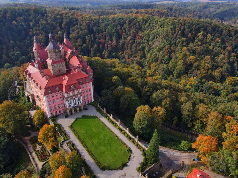 Widok z drona na Zamek Książ i dolinę Pełcznicy