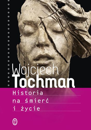 Obraz to okładka książki o mocno kontrastowej kompozycji. Górna część tła jest smoliście czarna, z pionowym rzędem drobnych, szarych kropek przy lewej krawędzi, natomiast dolną jedną trzecią okładki zajmuje szeroki, intensywnie amarantowy (ciemnoróżowy) pas. W centrum, wyłaniając się z czerni, widnieje fotografia rzeźby przedstawiającej kobiecą twarz z zamkniętymi oczami i lekko rozchylonymi ustami. Rzeźba, zachowana w ziemistych, szaro-beżowych odcieniach przypominających wyschniętą glinę lub kamień, jest dramatycznie popękana – grube, głębokie szczeliny przecinają czoło, oko i nos, nadając głowie zniszczony, wręcz rozpadający się charakter. Na wysokości dolnej części twarzy i szyi umieszczono duże, białe nazwisko autora: napisane cieńszą czcionką imię „Wojciech”, a tuż pod nim grubsze, wyraźne słowo „Tochman”. Poniżej, już na różowym tle, znajduje się tytuł zapisany białą czcionką przypominającą tradycyjny druk z maszyny do pisania. Słowa ułożono w trzech wersach wyrównanych do lewej strony: „Historia”, pod spodem „na śmierć”, a niżej „i życie”. Każda linijka tytułu podkreślona jest bardzo delikatną, kropkowaną linią. W lewym dolnym rogu okładki widnieje dodatkowo małe, białe logo wydawnictwa zamknięte w okręgu.