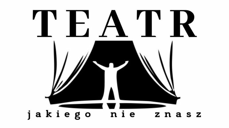 Grafika to czarno-białe, wyraziste logo oparte na bardzo silnym kontraście. Na samej górze widnieje duży, czarny napis „TEATR” wykonany klasycznym, eleganckim krojem pisma z szeryfami. Poniżej znajduje się centralny element graficzny: czarna sylwetka przypominająca ciężką, teatralną kurtynę, która jest szeroko rozsunięta na boki. W jej środku, w przestrzeni wyciętej z czarnego tła, widnieje biała sylwetka postaci. Człowiek ten stoi w lekkim rozkroku, z rękami triumfalnie uniesionymi do góry, jak aktor witający publiczność po udanym spektaklu. Pod jego stopami znajduje się cienka, wygięta w łuk linia oraz czarny, spłaszczony owal, co sugeruje krawędź sceny. Na samym dole kompozycję zamyka mniejszy, czarny napis „jakiego nie znasz”, ułożony z małych, szeroko rozstawionych liter przypominających druk z tradycyjnej maszyny do pisania. Cały obraz jest całkowicie pozbawiony innych kolorów, opierając się wyłącznie na prostej, symbolicznej grze czerni i bieli.