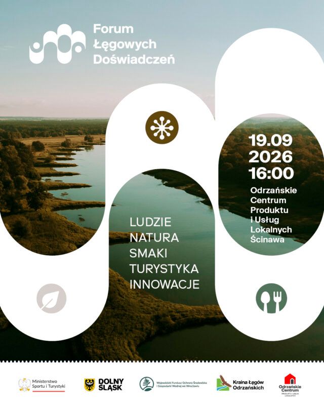 Plakat zapowiadający wydarzenie pod nazwą „Forum Łęgowych Doświadczeń”. Tło grafiki stanowi zdjęcie krajobrazu z lotu ptaka, przedstawiające szeroką, meandrującą rzekę otoczoną nadrzecznymi łąkami i zaroślami. Na fotografię nałożono szeroką, białą, falistą wstęgę o zaokrąglonych krawędziach, która pionowo dzieli przestrzeń i służy jako tło dla części informacji. W lewym górnym rogu umieszczono jasne logo przypominające połączone okręgi wraz z głównym tytułem wydarzenia. W centralnej części, bezpośrednio na zdjęciu rzeki, wypisano jedno pod drugim hasła: „LUDZIE, NATURA, SMAKI, TURYSTYKA, INNOWACJE”. Z prawej strony na białym tle podano datę i czas: 19.09.2026, godzina 16:00, a pod spodem miejsce: Odrzańskie Centrum Produktu i Usług Lokalnych Ścinawa. Kompozycję urozmaicają trzy proste piktogramy wkomponowane w falistą formę: brązowy znak wieloramiennej gwiazdki, szary liść oraz brązowy symbol sztućców (łyżka i widelec). Wzdłuż dolnej krawędzi plakatu, na białym pasku odciętym drobną ząbkowaną linią, znajduje się ciąg logotypów partnerów i organizatorów, w tym: Ministerstwa Sportu i Turystyki, województwa Dolny Śląsk, Wojewódzkiego Funduszu Ochrony Środowiska i Gospodarki Wodnej we Wrocławiu, Krainy Łęgów Odrzańskich oraz Odrzańskiego Centrum.