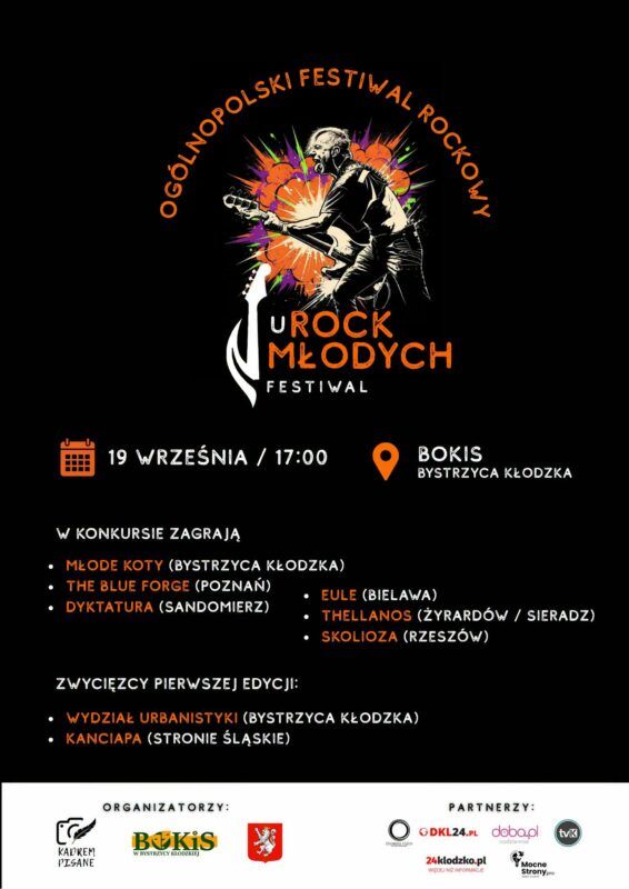 Plakat na czarnym tle promujący Ogólnopolski Festiwal Rockowy „uROCK MŁODYCH FESTIWAL”. W centrum kompozycji znajduje się dynamiczna grafika przedstawiająca czarno-białą sylwetkę muzyka grającego na gitarze elektrycznej na tle jaskrawej, pomarańczowo-fioletowej, komiksowej eksplozji. Pod nim umieszczono stylizowaną, białą szyjkę gitary ułożoną w kształt litery „U” oraz pomarańczowy napis „ROCK MŁODYCH”, a poniżej mniejszy, biały dopisek „FESTIWAL”. Nad całą grafiką łukiem poprowadzono pomarańczowy napis z pełną nazwą wydarzenia. Poniżej części graficznej, przy użyciu pomarańczowych piktogramów kalendarza i pinezki lokalizacyjnej, podano białą czcionką termin i miejsce imprezy: 19 września o godzinie 17:00, BOKiS Bystrzyca Kłodzka. Kolejna sekcja to lista zespołów, pod nagłówkiem „W KONKURSIE ZAGRAJĄ”. W dwóch kolumnach wypisano pomarańczową czcionką nazwy kapel, a na biało w nawiasach miasta ich pochodzenia: Młode Koty (Bystrzyca Kłodzka), The Blue Forge (Poznań), Dyktatura (Sandomierz), Eule (Bielawa), Thellanos (Żyrardów / Sieradz) oraz Skolioza (Rzeszów). Poniżej wskazano również zwycięzców pierwszej edycji wydarzenia: Wydział Urbanistyki (Bystrzyca Kłodzka) oraz Kanciapa (Stronie Śląskie). Na samym dole plakatu znajduje się odcinający się, biały pasek. Umieszczono na nim ciemne logotypy organizatorów, w tym stowarzyszenia Kadrem Pisane, Bystrzyckiego Ośrodka Kultury i Sportu (BOKiS) wraz z czerwonym herbem miasta, a także szereg mniejszych logotypów partnerów medialnych i sponsorów po prawej stronie. Całość jest czytelna, utrzymana w kontrastowej, rockowej stylistyce.