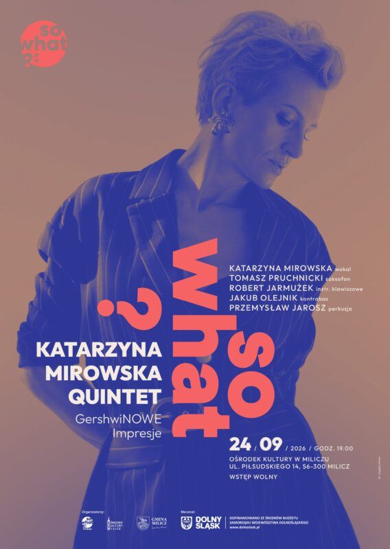Plakat koncertowy w tonacji niebiesko-brzoskwiniowej przedstawia postać kobiety z krótkimi, jasnymi włosami. Ubrana jest w ciemną marynarkę w jasne prążki, ma spuszczony wzrok i lekko pochyloną głowę, co nadaje zdjęciu nostalgiczny, artystyczny wyraz. Fotografia nałożona jest na tło z wykorzystaniem filtru kolorystycznego, w którym dół i środek postaci przechodzą w nasycony granat, a góra i krawędzie w ciepły, brzoskwiniowy odcień. Przez środek plakatu, pionowo, przebiega duży, jaskrawopomarańczowy napis „so what ?”. Główne informacje tekstowe zapisano białą czcionką. Po lewej stronie umieszczono nazwę projektu i tytuł wydarzenia: Katarzyna Mirowska Quintet, GershwiNOWE Impresje. Po prawej stronie wymieniono skład zespołu, w którym znajdują się: Katarzyna Mirowska na wokalu, Tomasz Pruchnicki na saksofonie, Robert Jarmużek na instrumentach klawiszowych, Jakub Olejnik na kontrabasie oraz Przemysław Jarosz na perkusji. W prawym dolnym rogu zamieszczono szczegóły organizacyjne, z których wynika, że koncert odbędzie się 24 września 2026 roku o godzinie 19:00 w Ośrodku Kultury w Miliczu przy ulicy Piłsudskiego 14, a wstęp na wydarzenie jest wolny. Na samym dole plakatu, drobnym drukiem, znajdują się logotypy organizatorów i partnerów, w tym inicjatywy „so what?”, Ośrodka Kultury w Miliczu, Gminy Milicz oraz informacja o dofinansowaniu ze środków samorządu województwa dolnośląskiego. Dodatkowo w lewym górnym rogu widnieje niewielkie, okrągłe logo „so what?”.