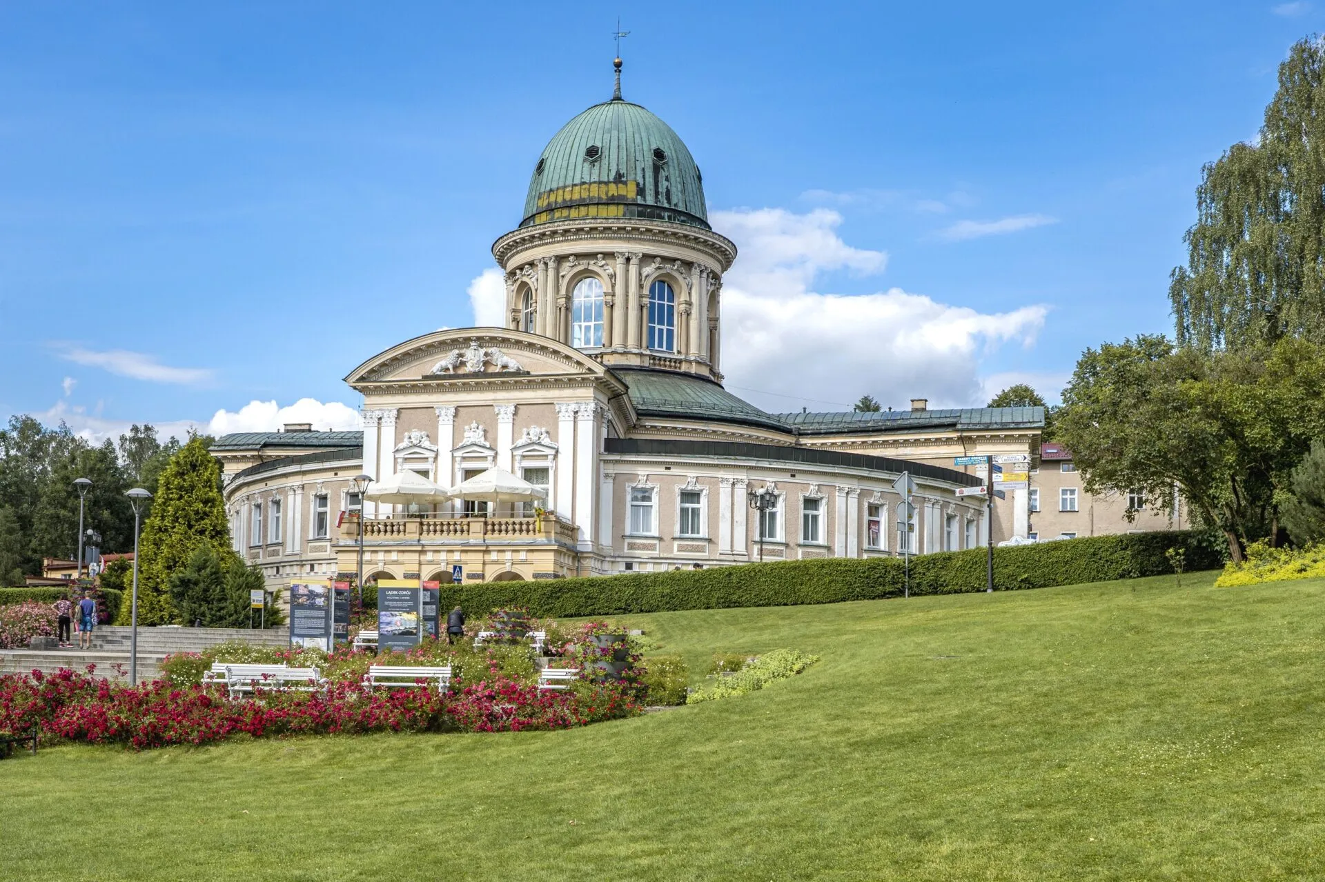 Budynek murowany, centralny z rotundą na planie koła, nakrytą dominującą kopułą na wysokim bębnie.
