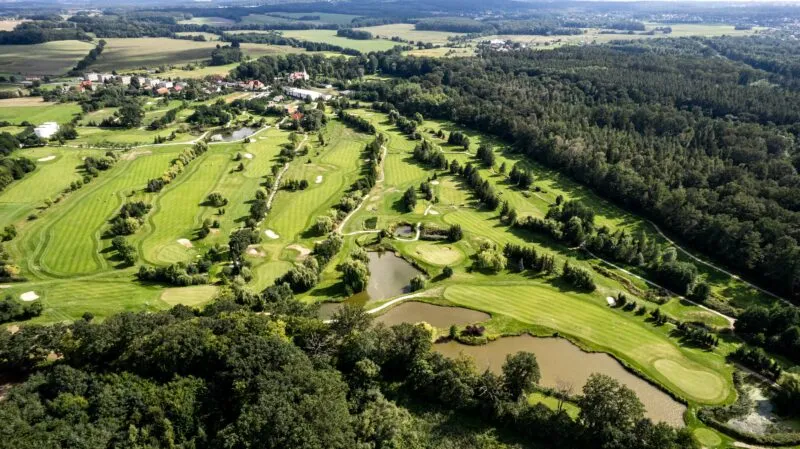 Widok z lotu ptaka na pole golfowe przy Pałacu Brzeźno