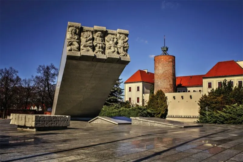 Pomnik z wyrzeźbionymi dziećmi.