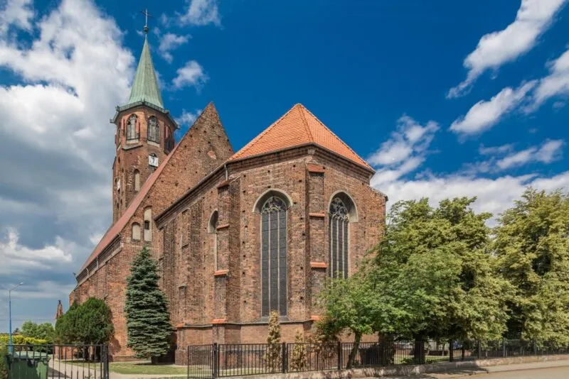 Zdjęcie gotyckiego kościoła przy słonecznej pogodzie