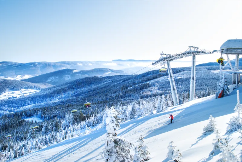 Widok z lotu ptaka na stok, wyciąg oraz panoramę z ośrodka Czarna Góra Resort