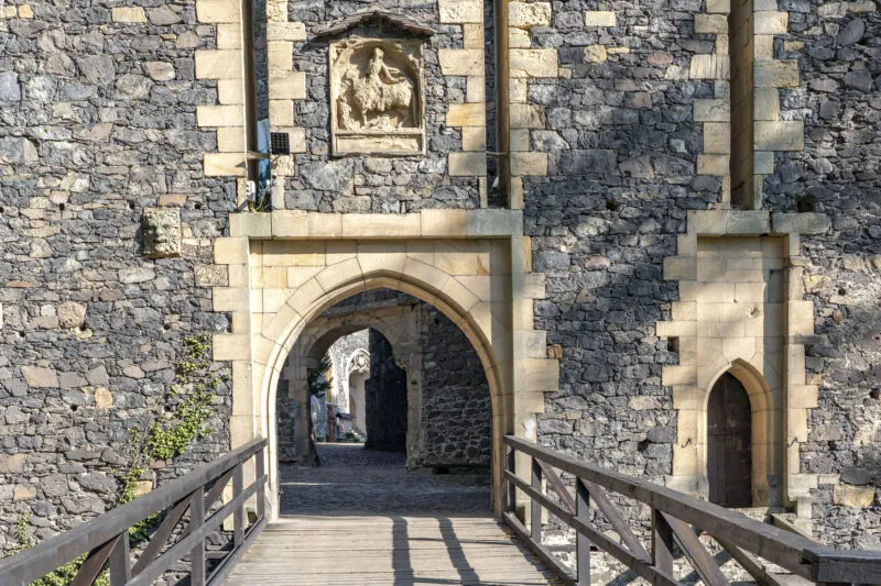 Zdjęcie portalu wejściowego do średniowiecznego zamku
