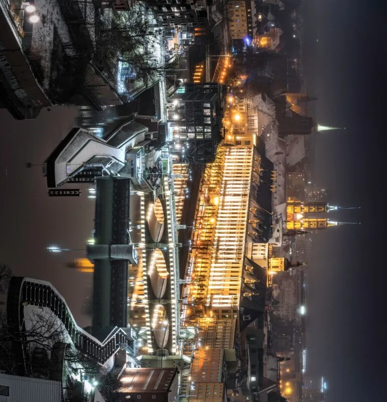Nocny widok na oświetlone, zabytkowe budynki w centrum dużego miasta