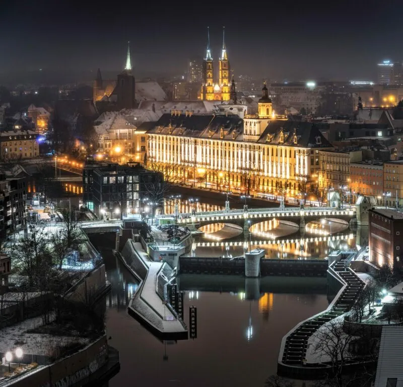 Nocny widok na oświetlone, zabytkowe budynki w centrum dużego miasta