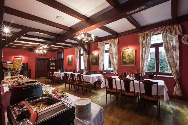 Wnętrze eleganckiej restauracji stoliki i krzesła