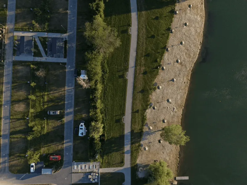Widok z lotu ptaka na plażę campingu Sudety w Bielawie